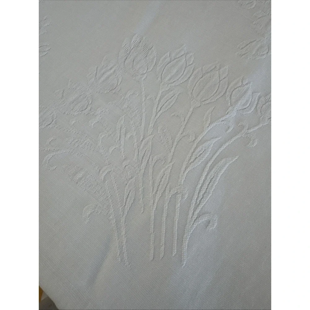 Stunning vintage Cloth tablecloth embossed With Tulips‎ No Stains 6ft X 6ft